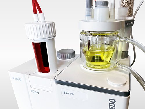 Figure 1. EVA V3 Karl Fischer Titrator and a thermostatable vessel.