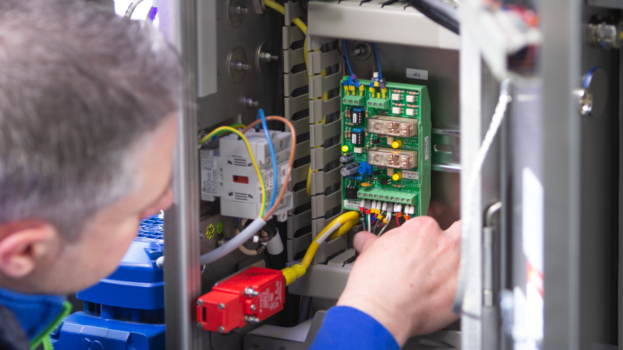 METTLER TOLEDO service employee helping fix a semiconductor METTLER TOLEDO service employee helping fix a semiconductor