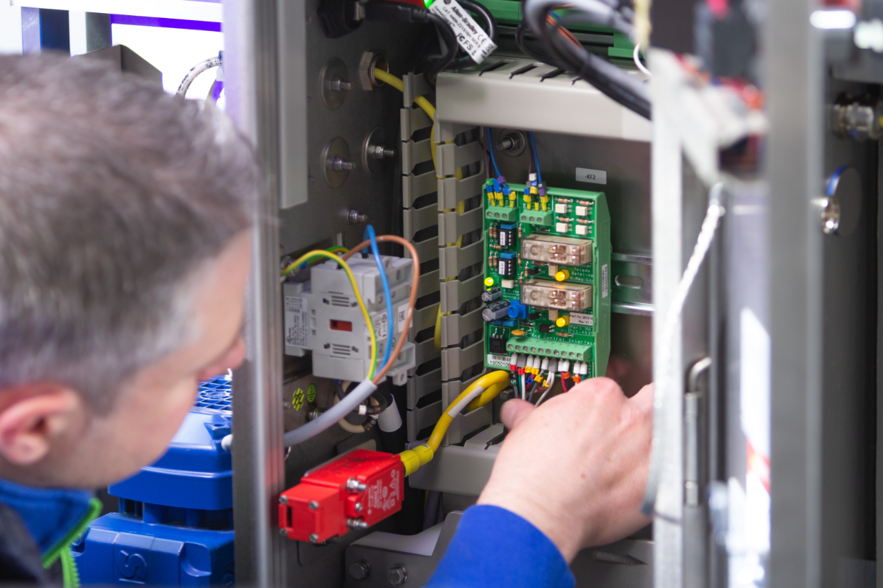 METTLER TOLEDO service employee helping fix a semiconductor METTLER TOLEDO service employee helping fix a semiconductor