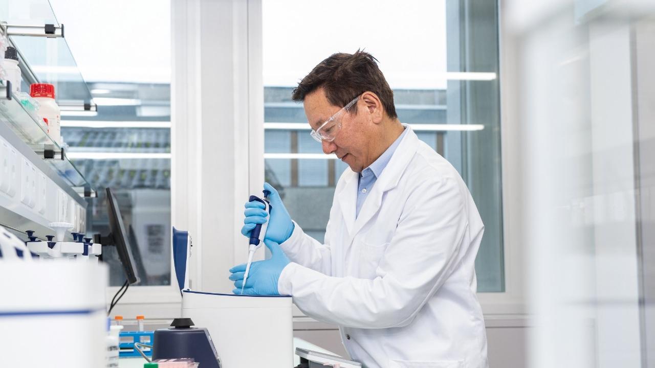 scientist working in a peptides synthesis lab