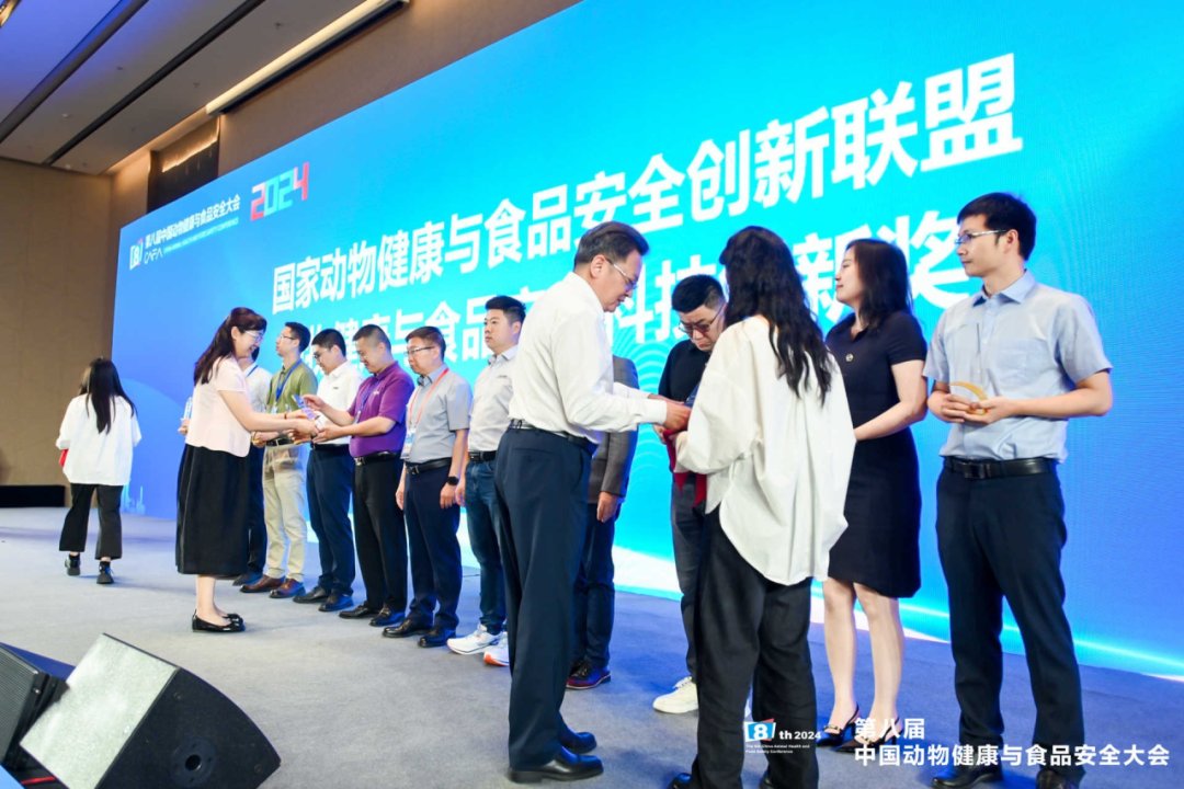 梅特勒托利多产品检测部门产品经理何禄上台领奖