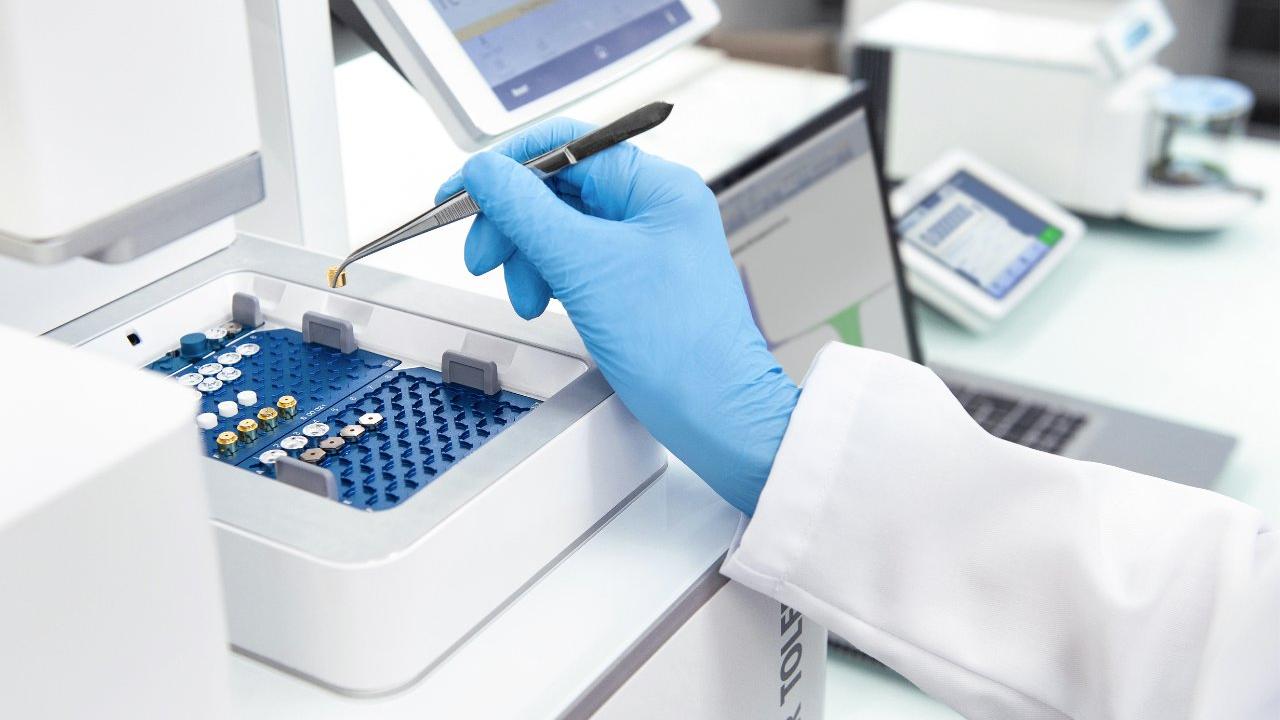 lab analyst working with a DSC instrument in a lab
