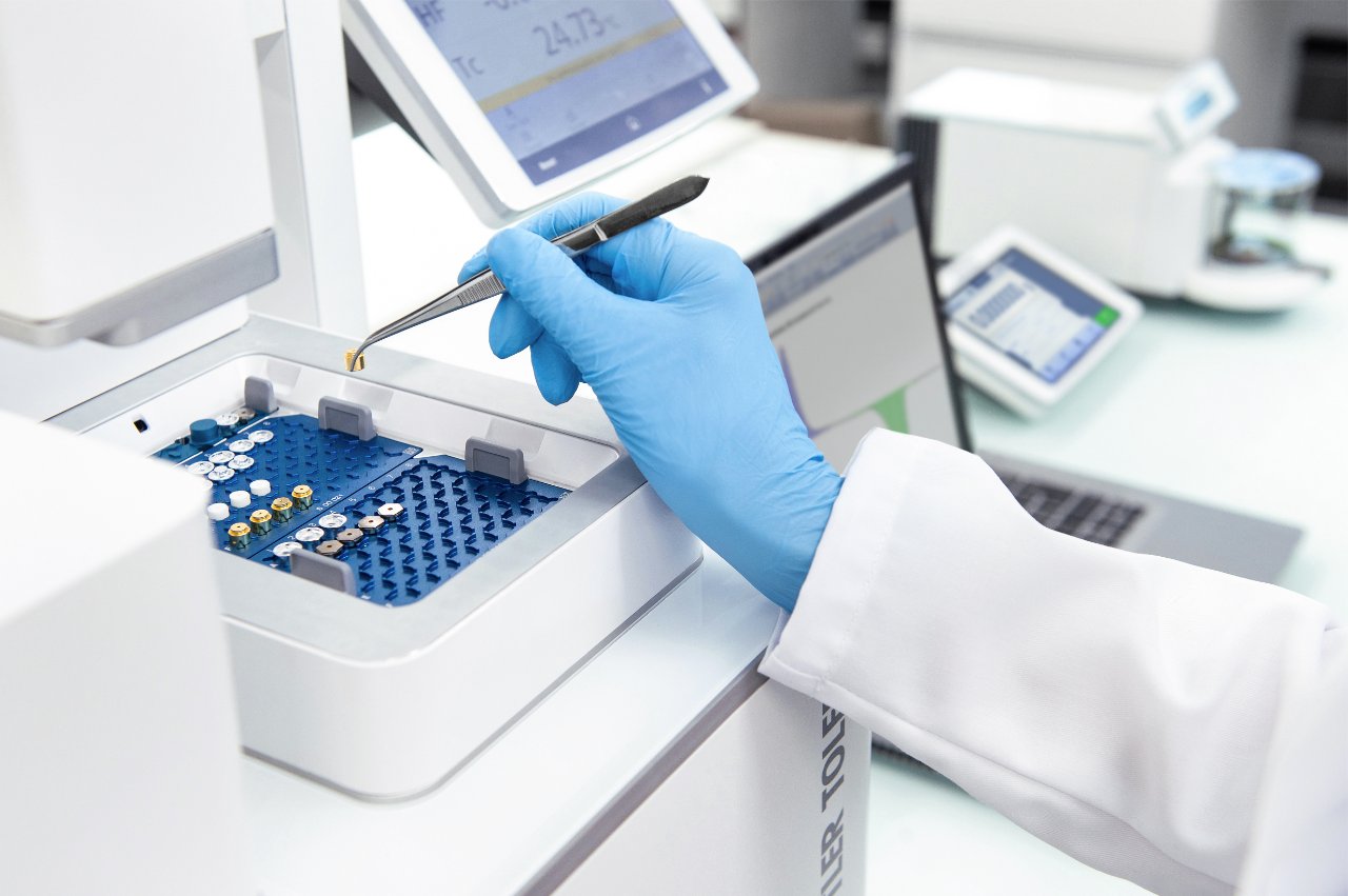 lab analyst working with a DSC instrument in a lab