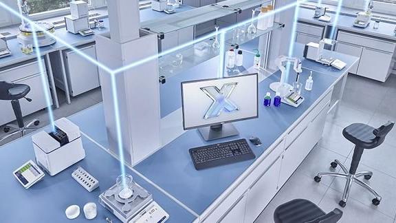 과학 실험실의 컴퓨터에 표시되는 메틀러 토레도 LabX 소프트웨어