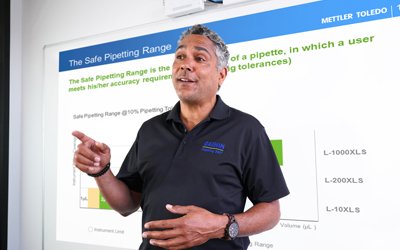 Pipetteringsteknikinstruktør afholder et seminar