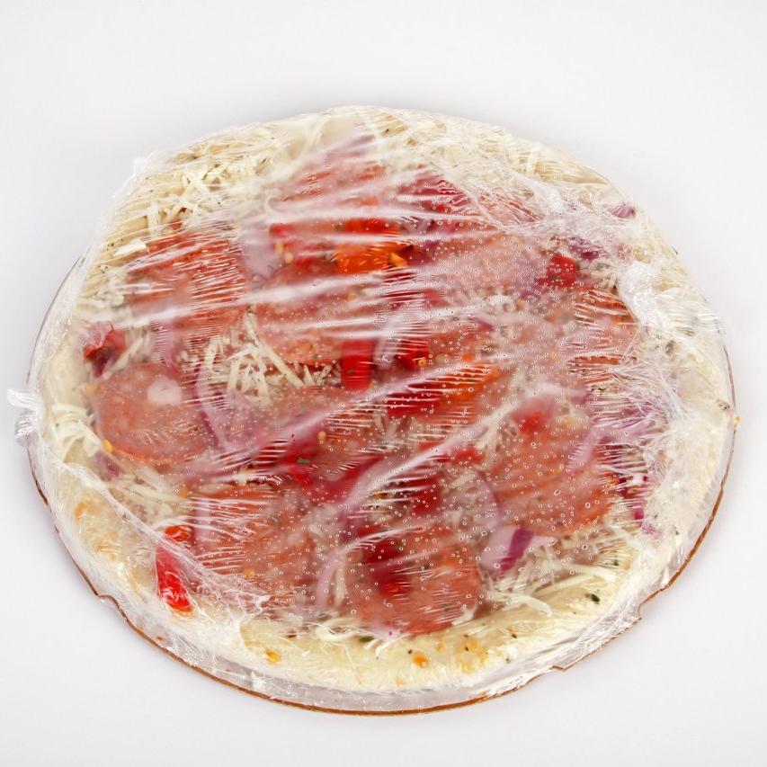 Verpacken von Fertigpizzen in der Fertiggerichteproduktion