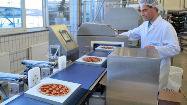 Produktion und Wägen von Fertigpizzen