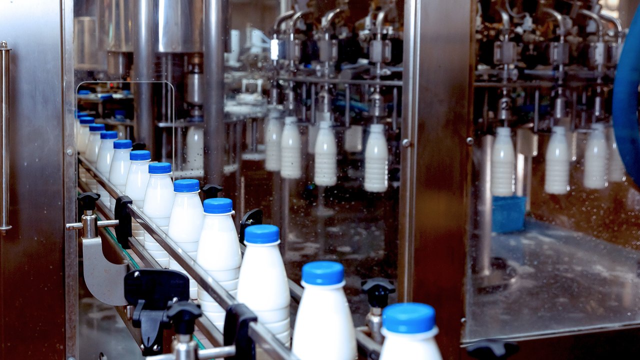Füllstandskontrolle von Produktpackungen in der Milchindustrie