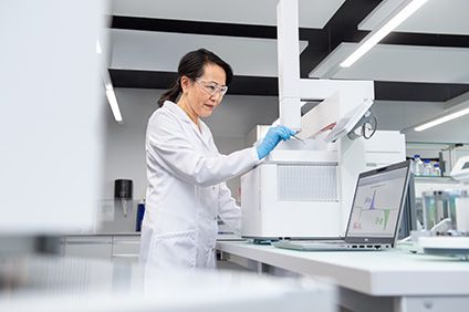 Female scientist running analysis on a DSC 5+